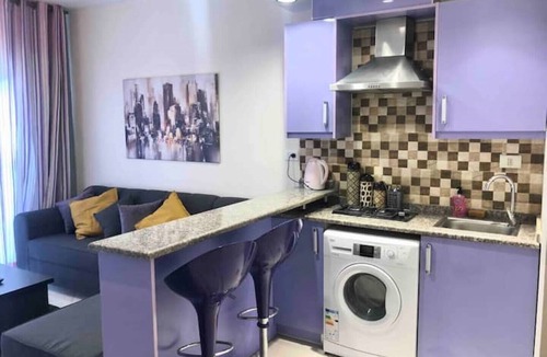 Al Swaifyeh Apartment | Contemporary studio 13 mins to downtown - few steps to great foods, cafes, shops