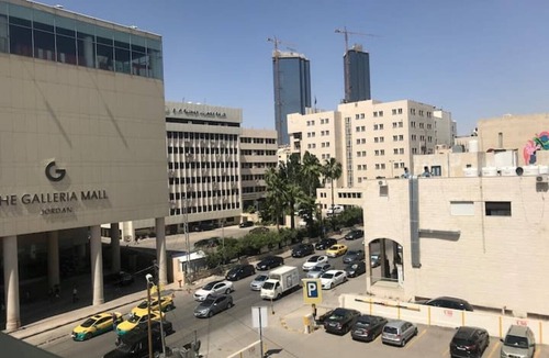 Al Swaifyeh Apartment | Contemporary studio 13 mins to downtown - few steps to great foods, cafes, shops