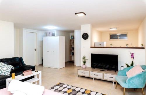 Zikhron Ya'aqov Apartment | Cosy & Calm Central Getaway Modern Guest Suite by Midrachov 1 Queen Bed
