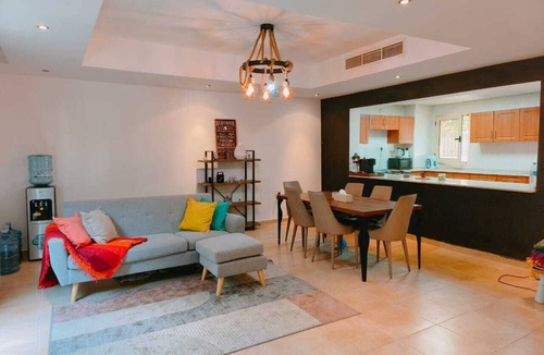 Al Hamra Village House | Cosy Home walking distance to the mall, cinema, bars and much more