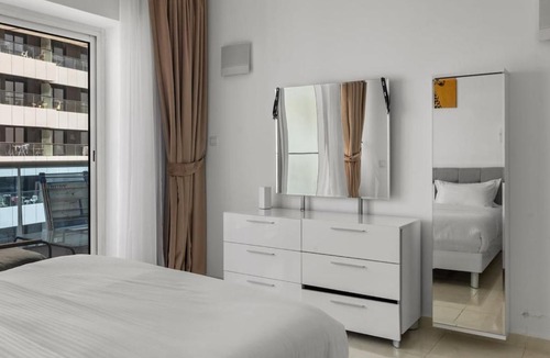 Dubai Marina Apartment | Cozy 1BR with gym & pool in heart of Marina - Opal Tower