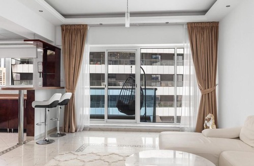 Dubai Marina Apartment | Cozy 1BR with gym & pool in heart of Marina - Opal Tower