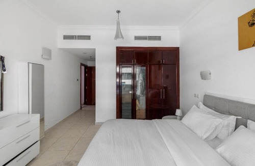 Dubai Marina Apartment | Cozy 1BR with gym & pool in heart of Marina - Opal Tower