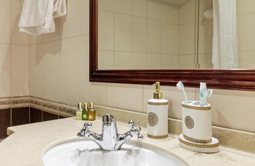 Dubai Marina Apartment | Cozy 1BR with gym & pool in heart of Marina - Opal Tower