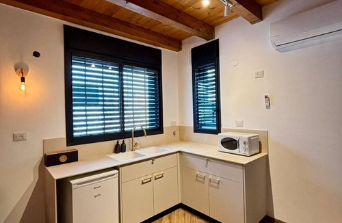 Safsufa Ski Chalet | Cozy 2-bedroom chalet in enchanting Kfar Hoshen with swimming pool, AC, WiFi
