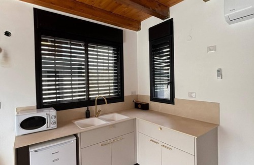Safsufa Ski Chalet | Cozy 2-bedroom chalet in enchanting Kfar Hoshen with swimming pool, AC, WiFi