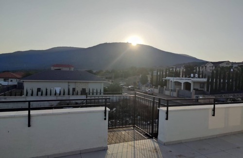 Safsufa Ski Chalet | Cozy 2-bedroom chalet in enchanting Kfar Hoshen with swimming pool, AC, WiFi