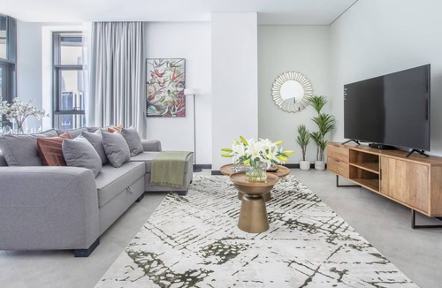 Business Bay Apartment | Cozy 2BR w/ Iconic Burj Khalifa & Canal Views!