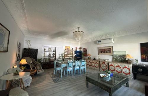 Al Wasl House | Cozy and Vibrant Room in villa Al Wasl #3