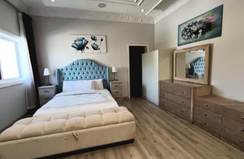 Al Wasl House | Cozy and Vibrant Room in villa Al Wasl #3