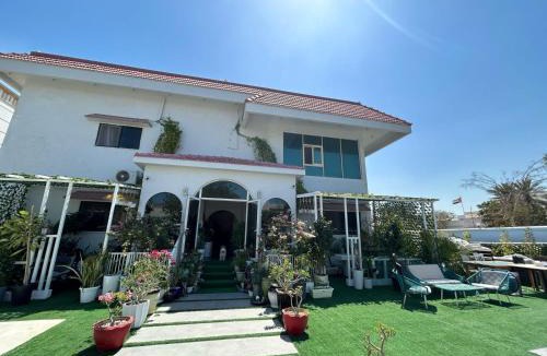 Al Wasl House | Cozy and Vibrant Room in villa Al Wasl #3
