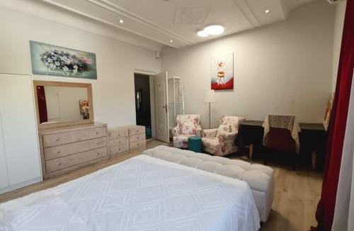 Al Wasl House | Cozy and Vibrant Room in villa Al Wasl #3