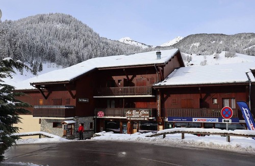 Areches Apartment | Cozy Apartment for 5, South-Facing, Central Village, Near Ski Lifts, Pool, WiFi