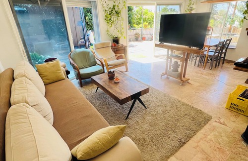 Zikhron Ya'aqov House | Cozy bright Family Apartment with View & Deck near Zikhron’s Pedestrian Mall