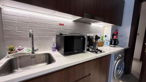 Dubai Apartment | Cozy & Bright Studio accessible to bus and Metro