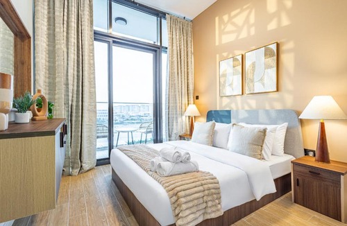 Masdar City Apartment | Cozy & Fully Equipped 1BR with Big Balcony - Masdar City, next to the Airport