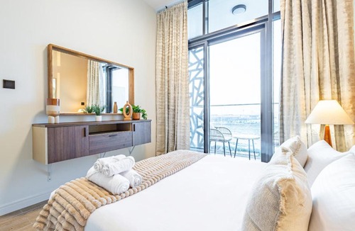 Masdar City Apartment | Cozy & Fully Equipped 1BR with Big Balcony - Masdar City, next to the Airport