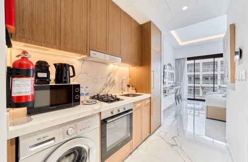 Nad Al Sheba Apartment | Cozy & Modern Studio Stay in Azizi Riviera Meydan