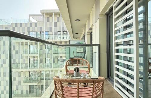 Al Raha Beach Apartment | Cozy Poolside 1BR - Serene Luxe Chic Retreat