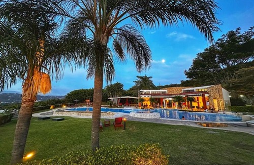Santa Ana Apartment | CR MARIPOSA RENTALS Brand New lake view Penthouse with office space
