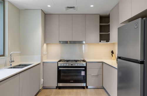 Dubai Apartment | Creekside Elegance w/Canal Vws at Creek Beach