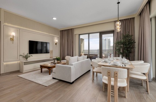 Dubai Apartment | Creekside Elegance w/Canal Vws at Creek Beach