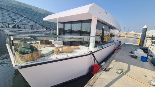 Abu Dhabi City Center Boat Rental | Cruise boat