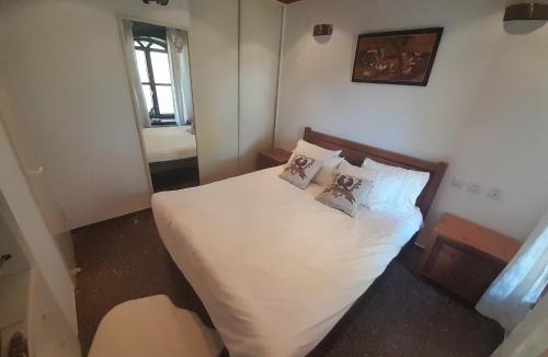 Caesarea Bed & Breakfast | Czarina Cabin הבקתה הקיסרית והדירה הקיסרית czarina apartment