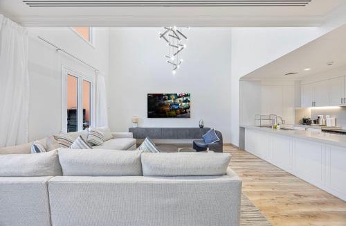 Dubai Villa | Daniels 3BR Villa plus M at La Mer With Beach Access