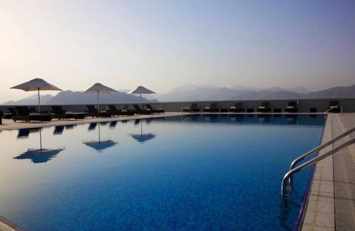Al-Fujairah House | Deluxe Hideaway in Fujairah Bay with Rooftop Pools