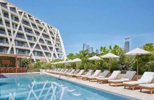 Abu Dhabi Apartment | Deluxe King Room Near Zayed Heritage Center