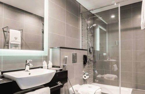 Downtown Dubai Hotel | Deluxe | Park Regis BB | Pool + Spa, Business Bay Comfort, 4-Star