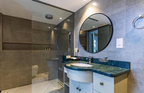 Ras Al Khaimah Apartment | Deluxe Room Near Boabdil’s Lair Restaurant