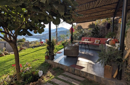 El Santuario House | Designer House with Spectacular Lake Views, Jacuzzi and Lush Gardens