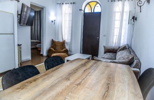 Tiberias Old City Cabin | Domos Tiberias - Heated pool דומוס טבריה- בריכה מחוממת דקת הליכה לממד