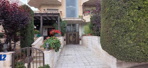 Al Swaifyeh Apartment | Downtown living appartment stylish luxe شقة مفروشة فاخرة في بين دير غبار والصويفيه