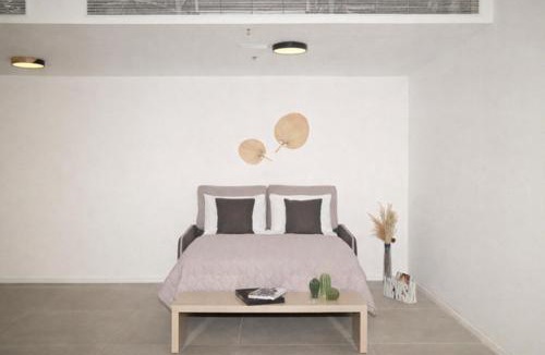 Kerem HaTeimanim Apartment | Eclectic 2BR Bauhaus by Kerem TLV