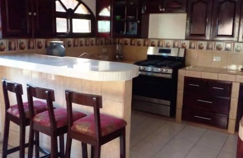 Granada Villa | El Shaddai Retreat – Lakeside Getaway Peaceful lakefront home