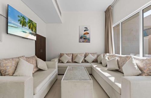 Dubai House | Elegant 3BR Villa Retreat w Private Backyard