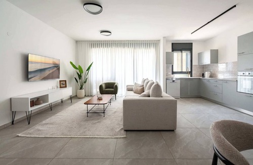 Rishon LeTsiyon Apartment | Elegant 4BR Stay l Balcony & Mamad