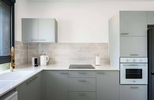 Rishon LeTsiyon Apartment | Elegant 4BR Stay l Balcony & Mamad