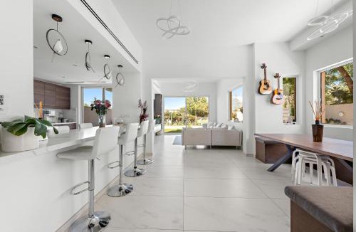 Dubai Villa | Elegant lakeside villa with a private pool