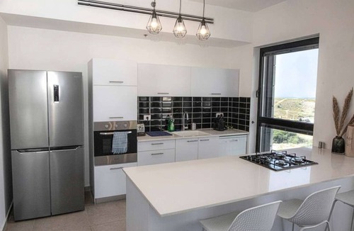 Bat Yam Apartment | Elegant Tower Apt | Sea View & Parking | Mamad