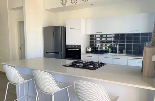 Bat Yam Apartment | Elegant Tower Apt | Sea View & Parking | Mamad