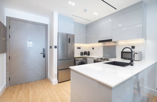 Business Bay Apartment | Elegant treat with Burj Khalifa view by Suiteable