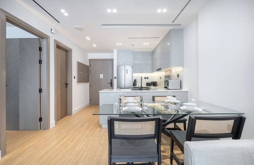 Business Bay Apartment | Elegant treat with Burj Khalifa view by Suiteable