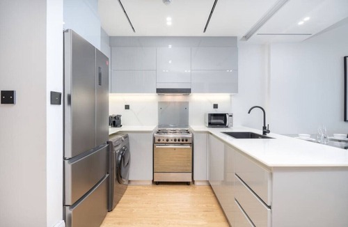 Business Bay Apartment | Elegant treat with Burj Khalifa view by Suiteable