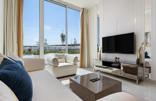 Dubai Apartment | Elite Escape 1BR plus 1GR plus Study Sleeps 4 in Gemz 05