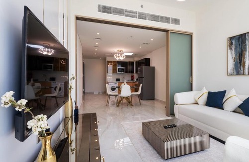 Dubai Apartment | Elite Escape 1BR plus 1GR plus Study Sleeps 4 in Gemz 05