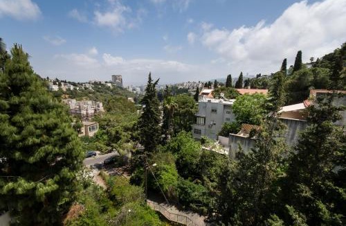 Haifa Apartment | Eshkol Housing Carmel Center: Forest retreat